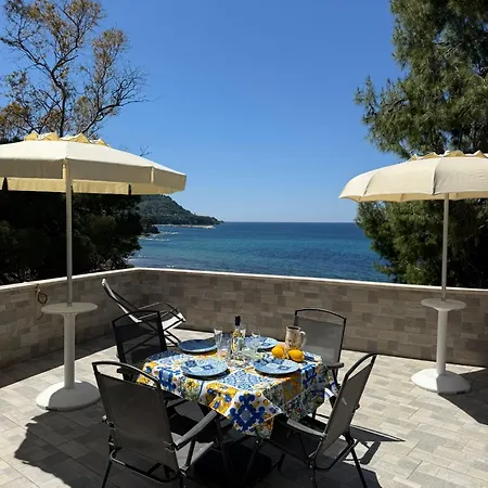 Con Terrazza E Discesa Privata In Apartment Santa Maria di Castellabate